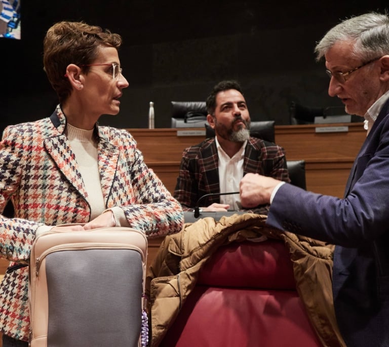 Navarra tarda ocho años en colocar en su Parlamento una placa de recuerdo a las víctimas de ETA