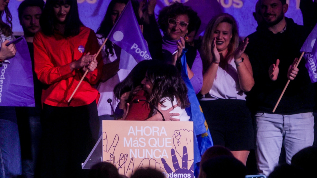 Belarra y Montero se abrazan en el acto de Podemos en Madrid.