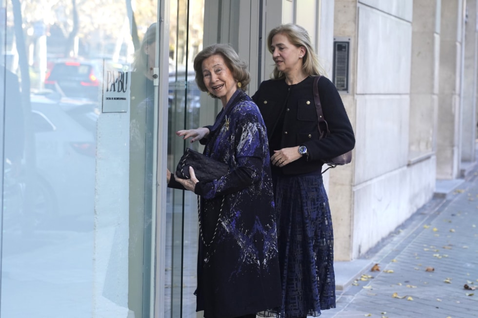 Queen Sofia and Infanta Cristina upon arrival at the restaurant where Infanta Elena's birthday is being celebrated.