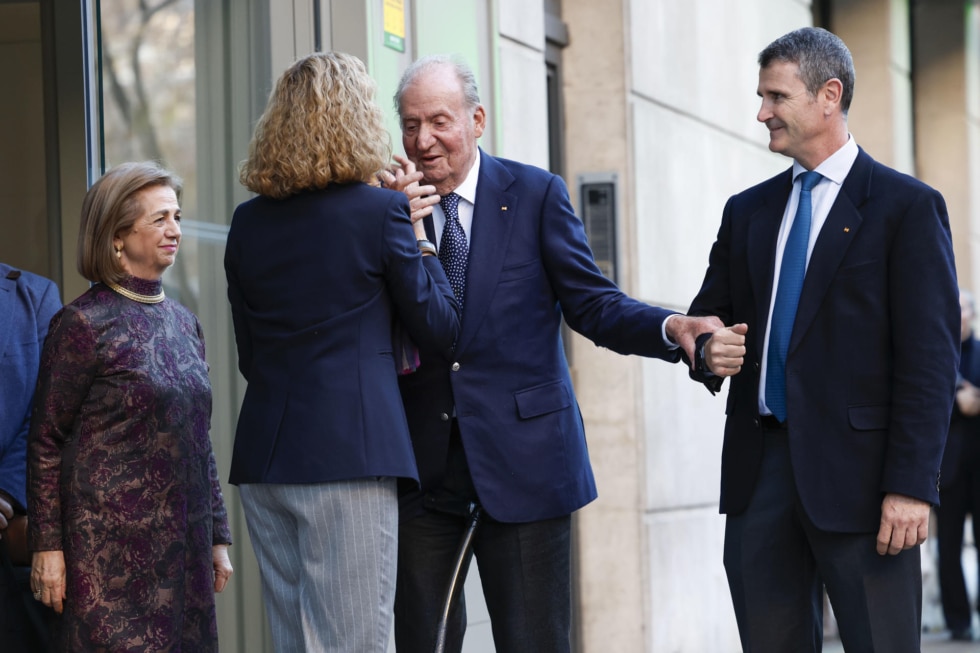 King Juan Carlos and Infanta Elena say goodbye at the end of a meal where the eldest daughter of the emeritus king celebrated her 60th birthday.