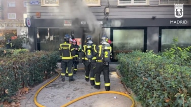 Los bomberos extinguen un incendio en el restaurante The New York Burger de San Germán en Madrid