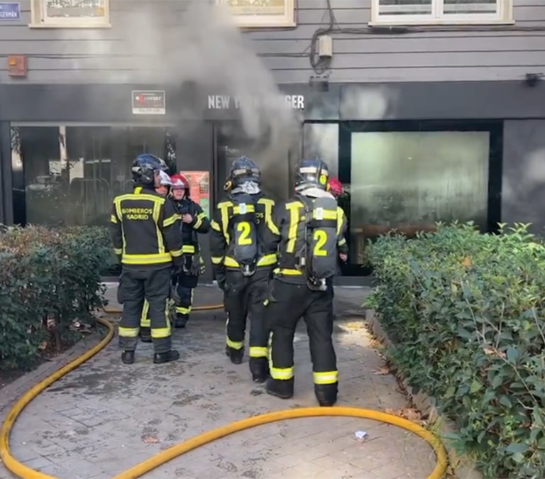 Los bomberos extinguen un incendio en el restaurante The New York Burger de San Germán en Madrid