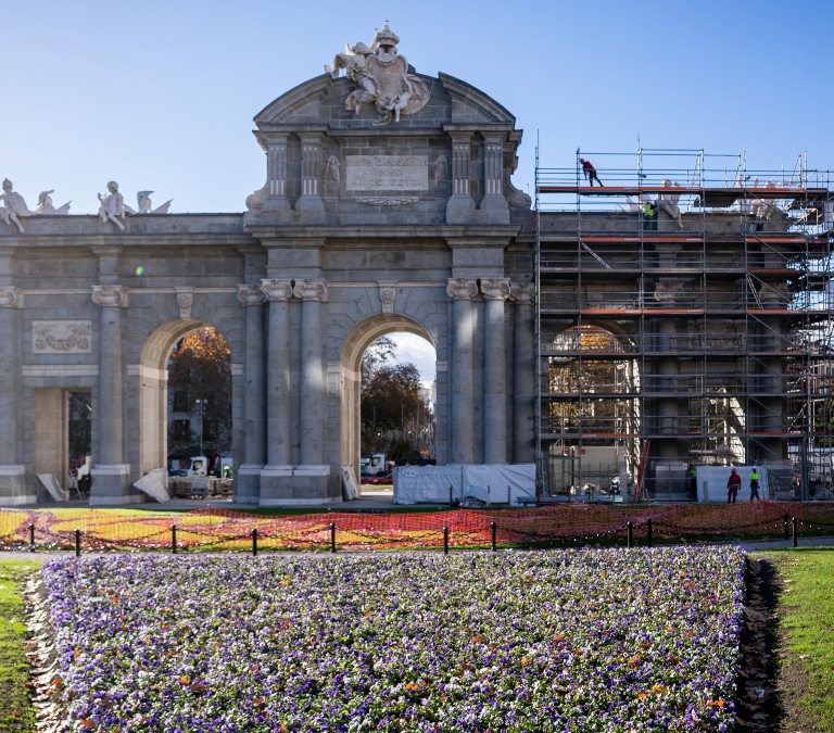 La Puerta de Alcalá se despide de de su lona y vuelve a lucir como nueva un año y medio después