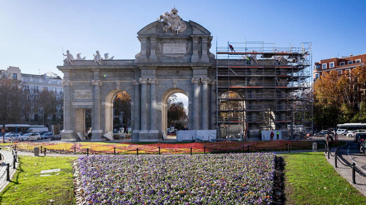Hoy terminan de retirar por completo la lona y los andamios que cubrían la Puerta de Alcalá desde que comenzaron los trabajos de restauración el pasado mes de enero.