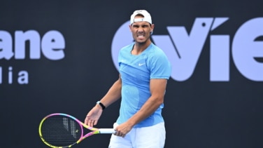 Rafa Nadal regresa con derrota en Brisbane pero con una sonrisa y junto a Marc López