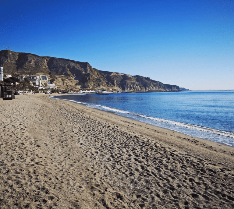 Salud declara no potable el agua de Roquetas de Mar tras una avería en una desalinizadora