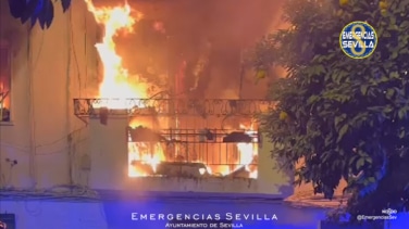 Un espectacular incendio en una vivienda provoca seis hospitalizaciones en Sevilla