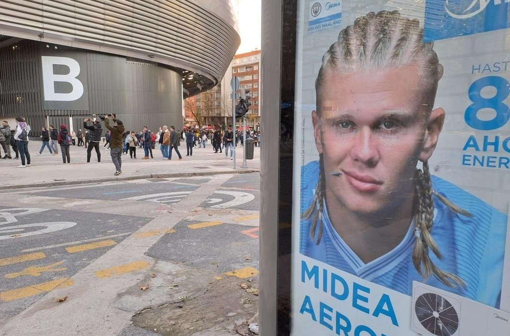 Anuncio de Midea con la imagen de Haaland frente al Estadio Santiago Bernabéu