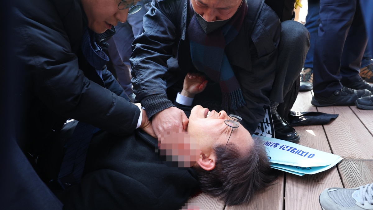 Lee Jae Myung, líder de la oposición surcoreana, tras ser herido este martes en Busán.