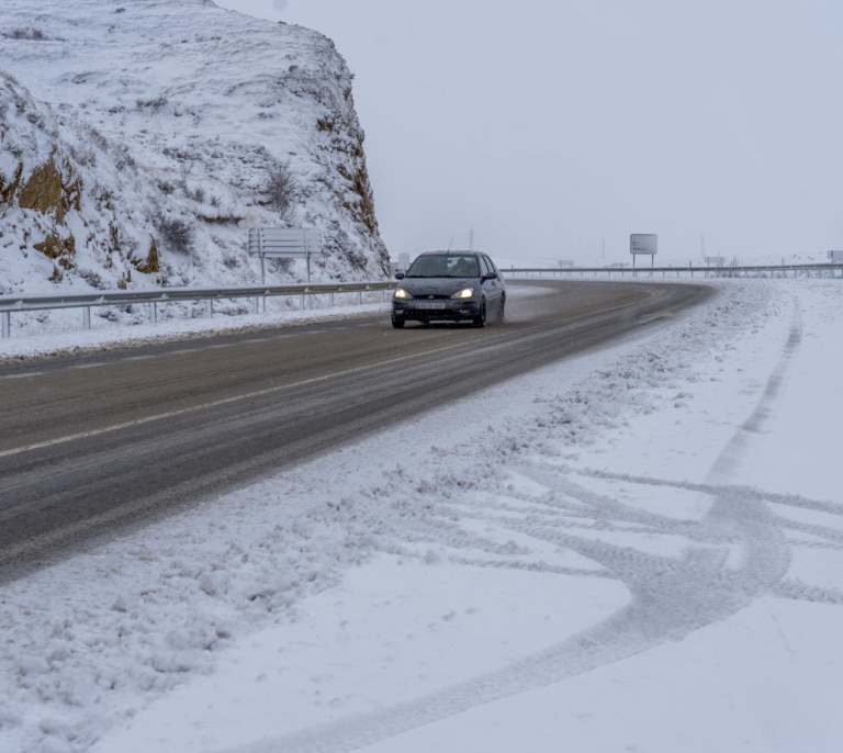 Operación retorno de Navidad:  52 carreteras afectadas por nieve y ocho comunidades en riesgo