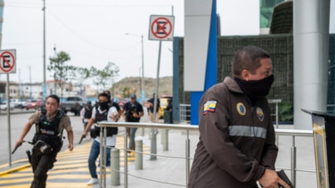 La "experiencia traumática" de una rehén que se escondió en el baño durante el asalto a la televisión ecuatoriana