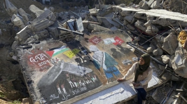 Un mural sobre los escombros de Gaza