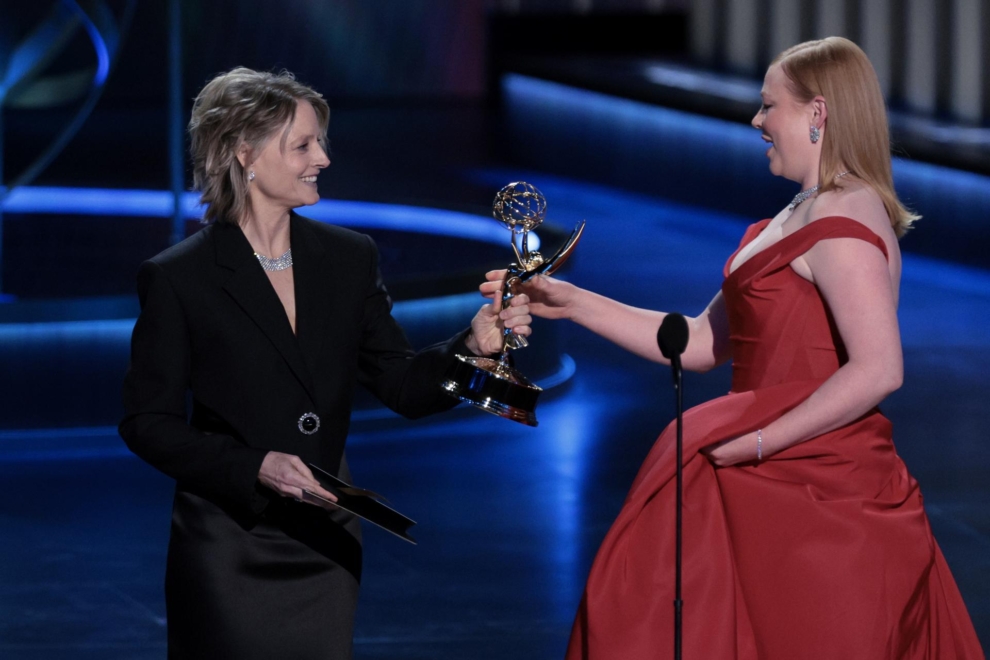 Sarah Snook acepta su Emmy por 'Succession' de las manos de Jodie Foster.