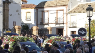 Morón despide a los aficionados del Sevilla que murieron en el accidente de la A-4 de camino al partido de la Copa del Rey