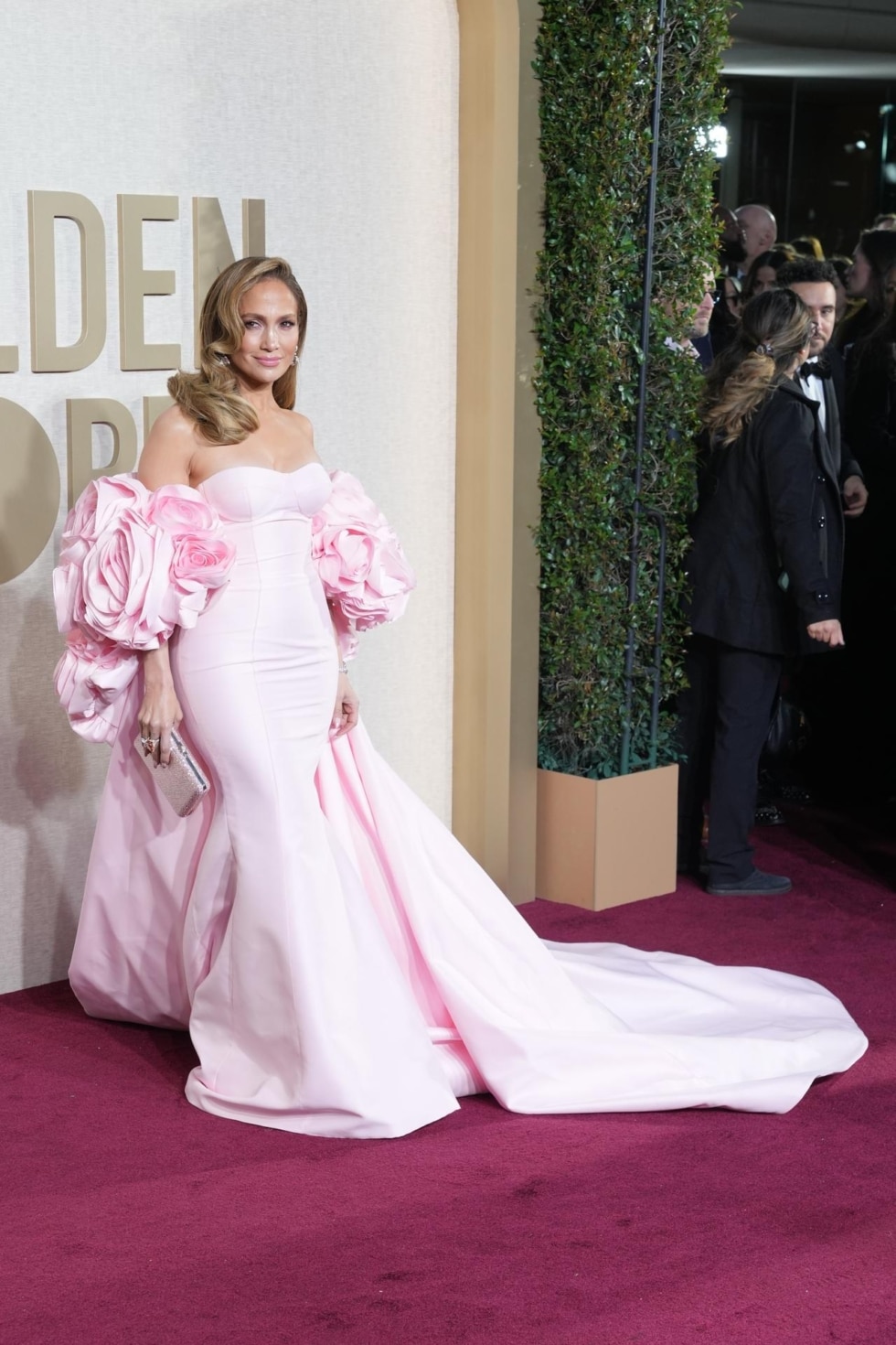 Jennifer Lopez con un vestido rosa de flores en la alfombra roja de los Globos de Oro 2024.