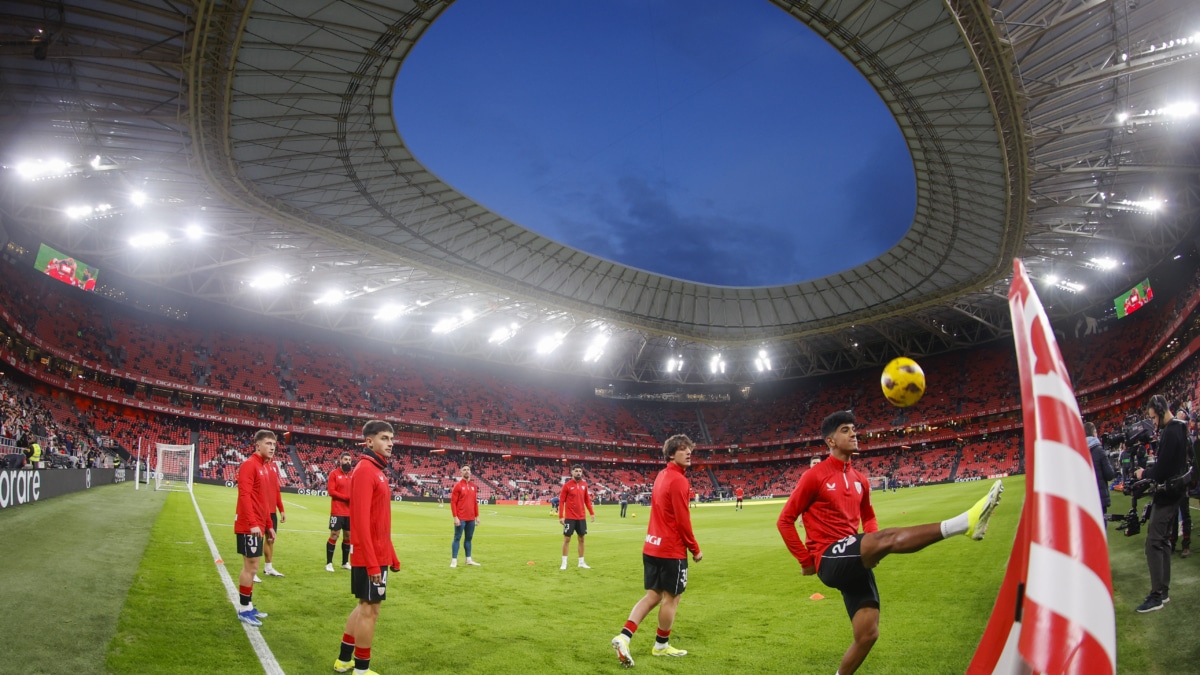 Futbolistas del Athletic calientan antes del partido de la vigésima jornada de LaLiga frente a la Real Sociedad