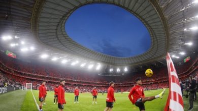 El Athletic evita el homenaje a la Policía en el saque de honor del derbi vasco