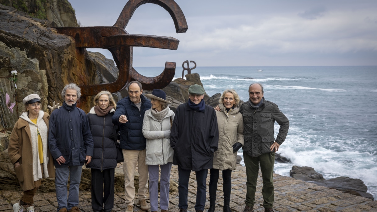 Los ocho hijos del escultor Eduardo Chillida posan junto al Peine del Viento este miércoles en San Sebastián.