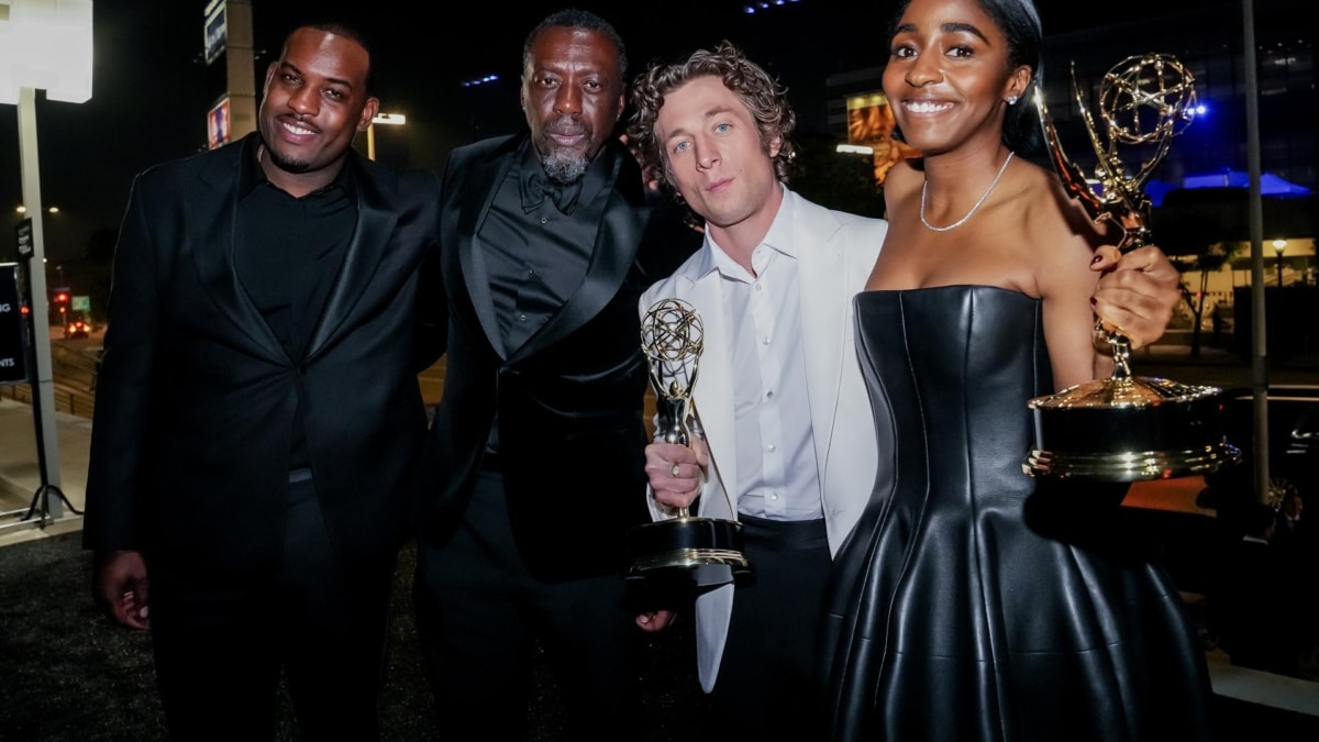 Jeremy Allen White y Ayo Edebiri posan con sus premios Emmy.