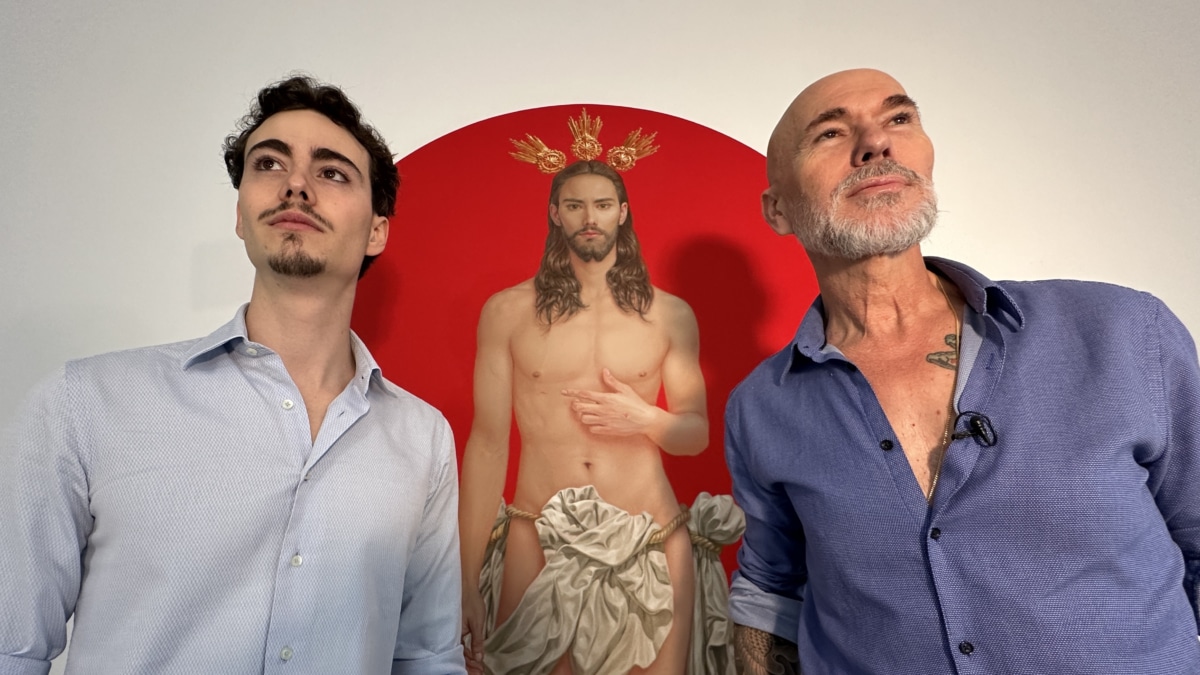 El pintor sevillano Salustiano García (d), con su hijo Horacio (i) como modelo, se ha hecho viral en redes sociales.