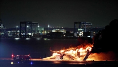 Milagro en el aeropuerto de Tokio: evacúan un avión en llamas con 379 pasajeros