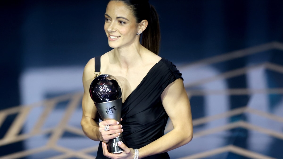 La jugadora española Aitana Bonmati gana el premio a la Mejor Jugadora de la FIFA en los Best FIFA Football Awards 2023 en Londres