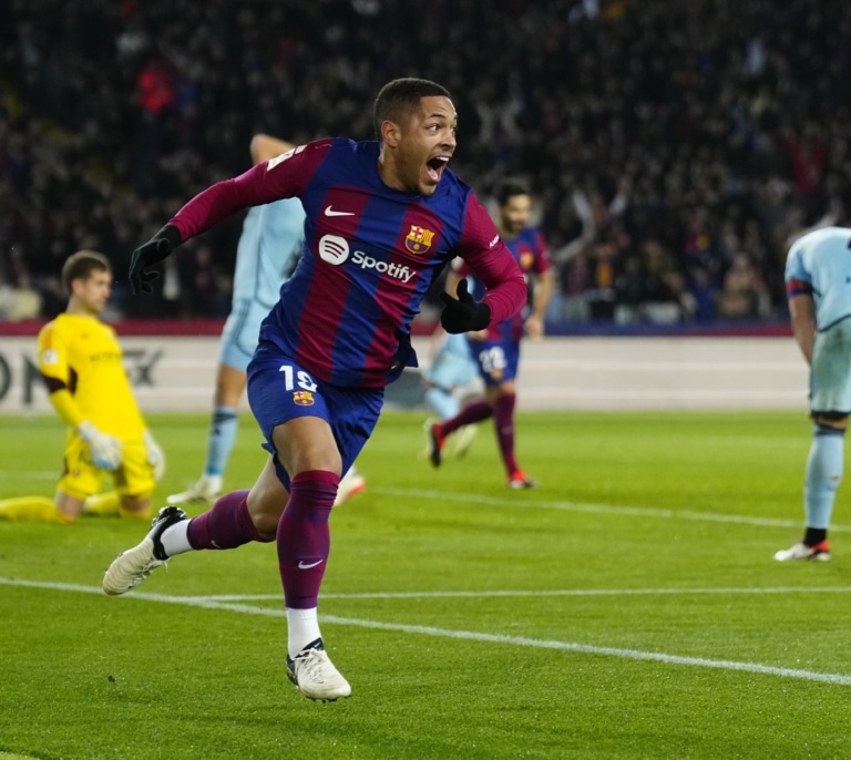 Víctor Roque saca al Barça de la tiniebla con un gol en el minuto 63