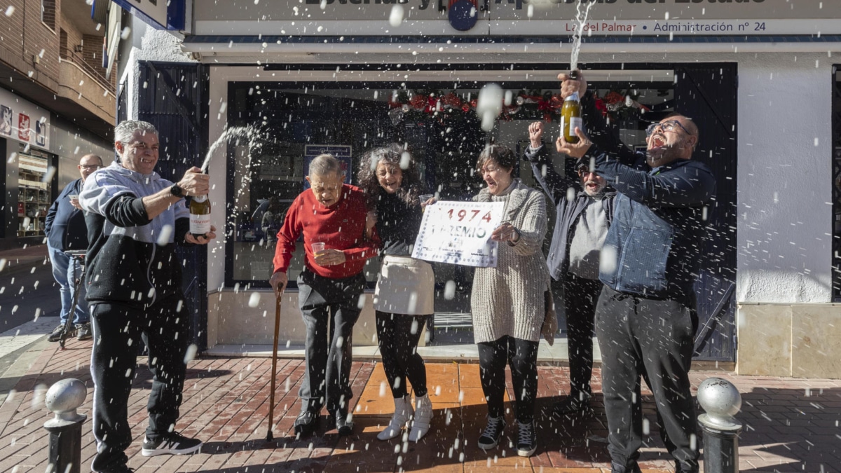 La propietaria de la administración número celebra la venta de décimos del gordo del sorteo extraordinario del sorteo del Niño.