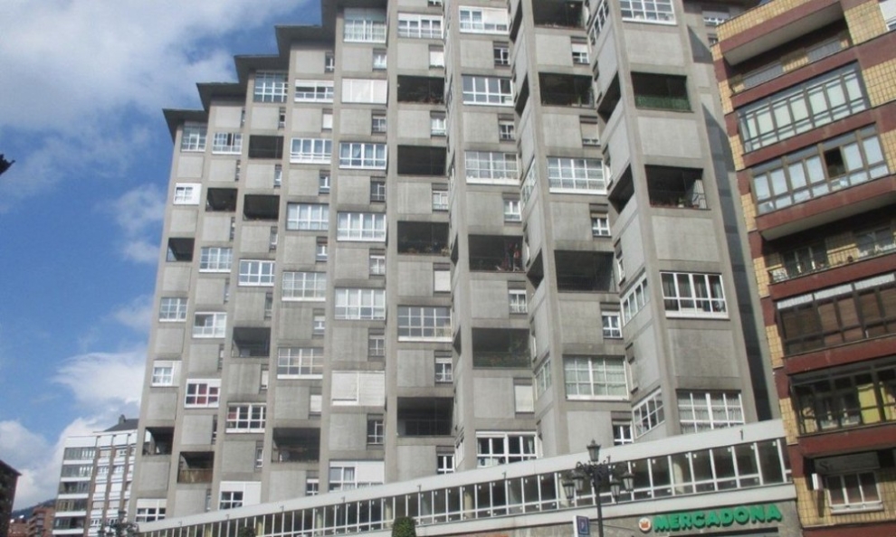 Bloque de viviendas gris en Oviedo