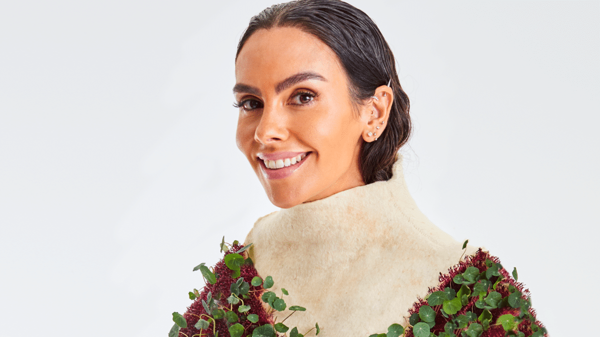 Cristina Pedroche con la capa de su traje de Nochevieja, un tejido de algodón donde crecían planchas.