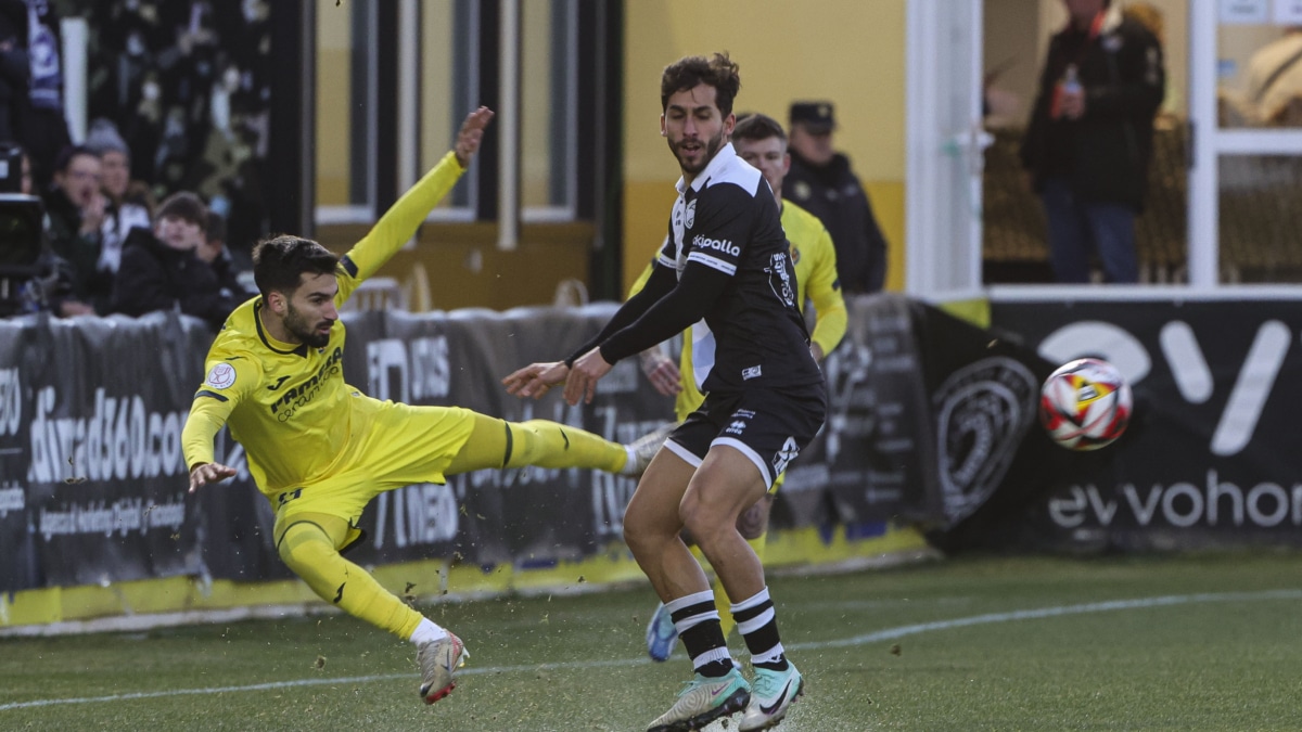 El centrocampista del Villarreal Alejandro R. Baena (i) lucha con el jugador de Unionistas de Salamanca en la Copa del Rey