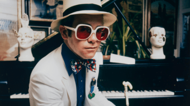 Camisas de Versace, un Bansky o un piano: la gran subasta sureña de Elton John