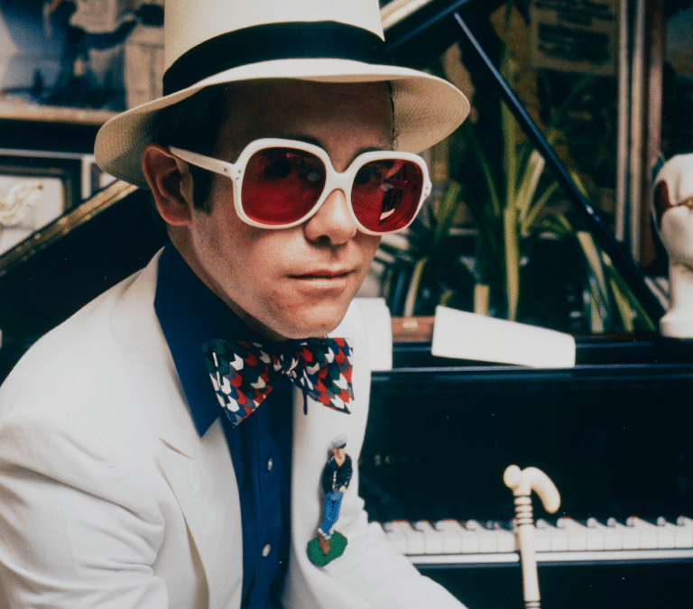 Camisas de Versace, un Bansky o un piano: la gran subasta sureña de Elton John