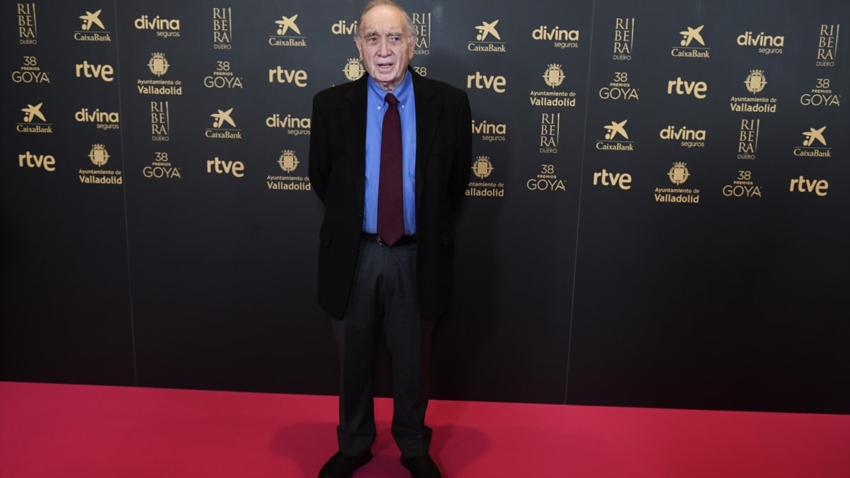 El presidente de la Academia de Cine, Fernando Méndez-Leite, posa durante un photocall el día que se anuncian las nominaciones de la 38 edición de los Premios Goya, en la Academia de Cine