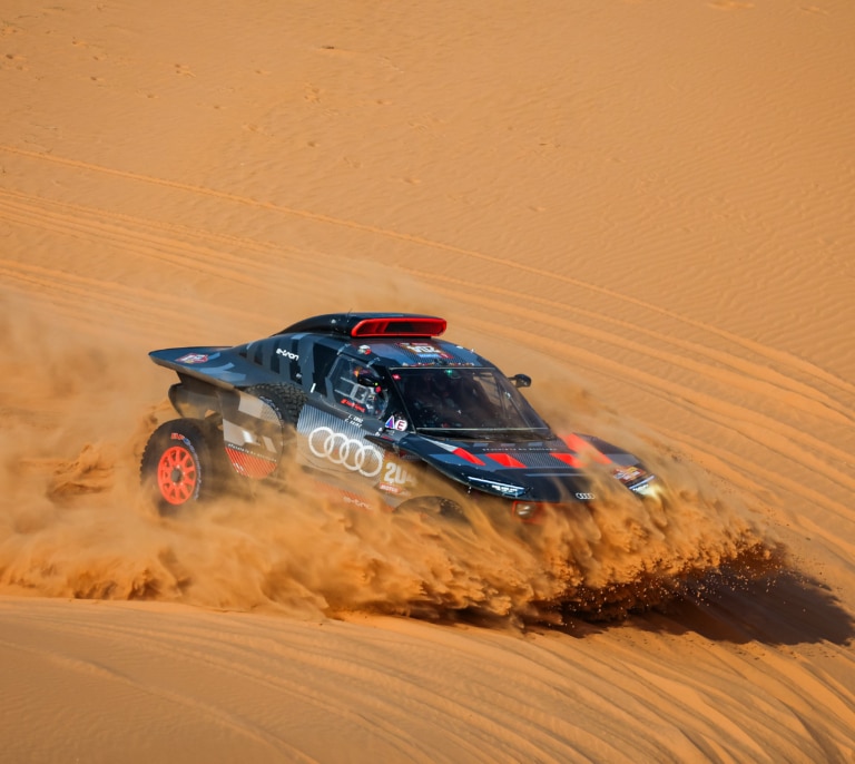 Carlos Sainz resiste el acelerón de Loeb y se acerca a su cuarto Dakar