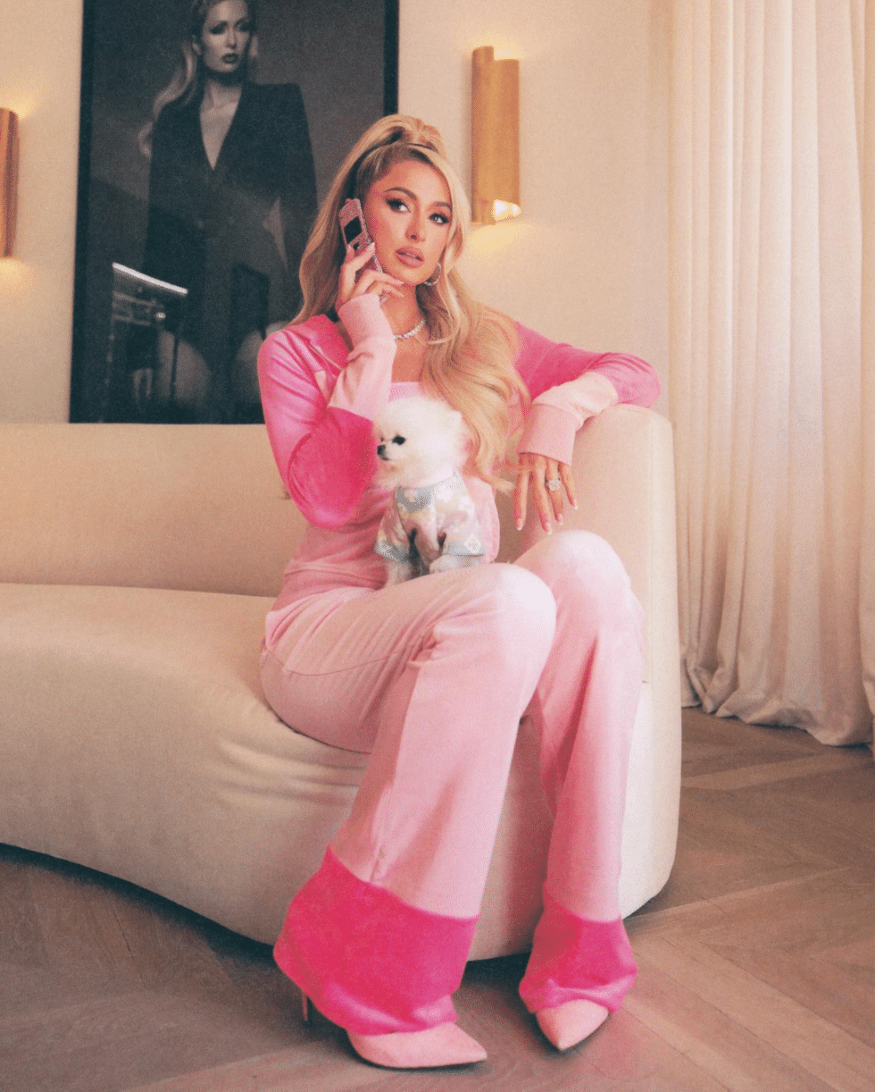 Paris Hilton con uno de sus perros.