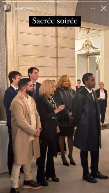 Rihanna y A$AP Rocky posan junto a Brigitte Macron.