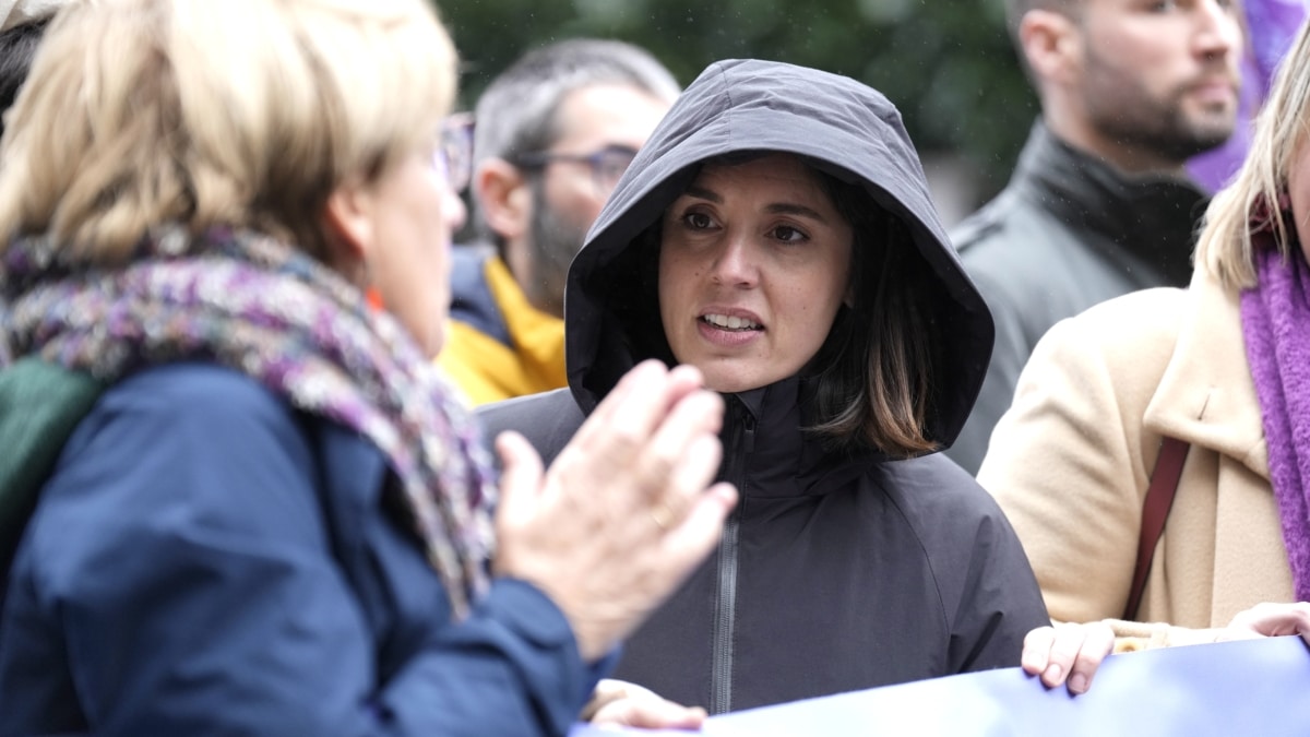 La secretaria Política de Podemos, Irene Montero (c), durante una protesta contra la gestión por el vertido de los pellets