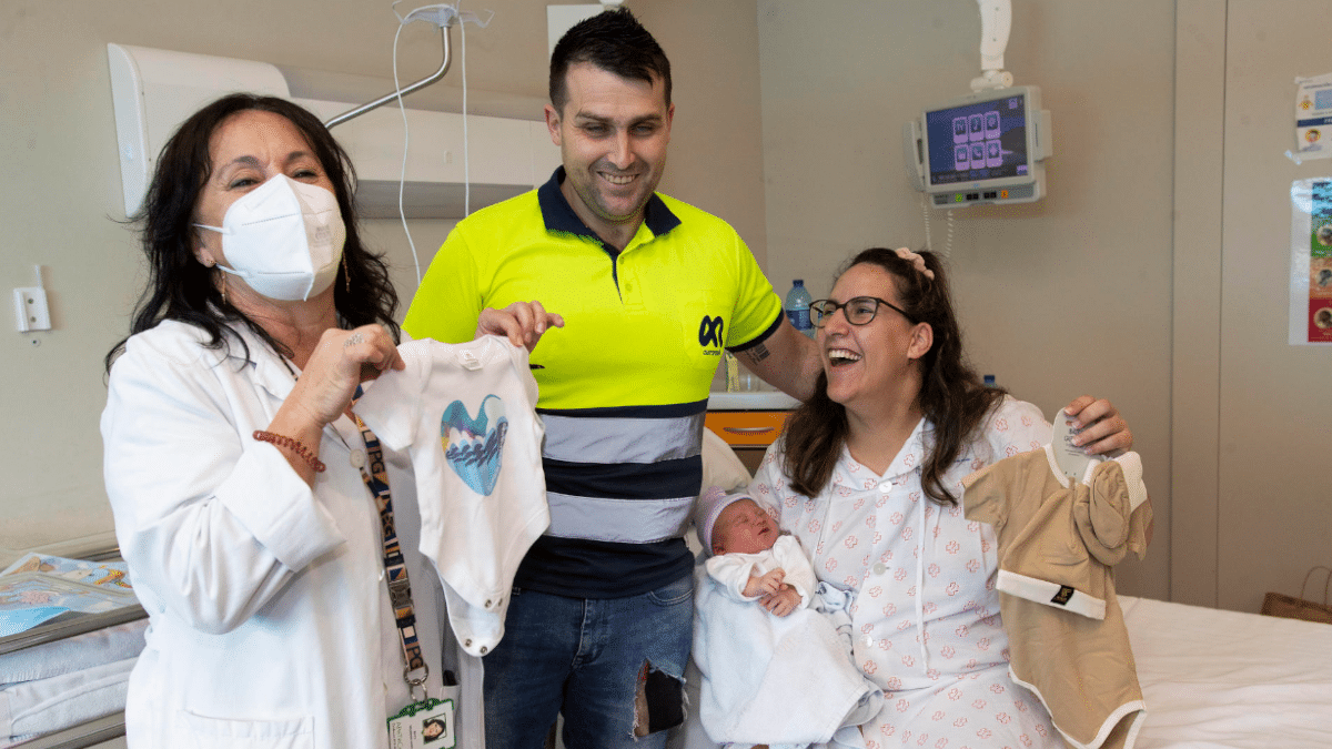 El pequeño Kyliam con sus padres, Fran Barreiro y Jenny Gallego, y Elva Iglesias, supervisora de enfermería del hospital Álvaro Cunqueiro de Vigo.