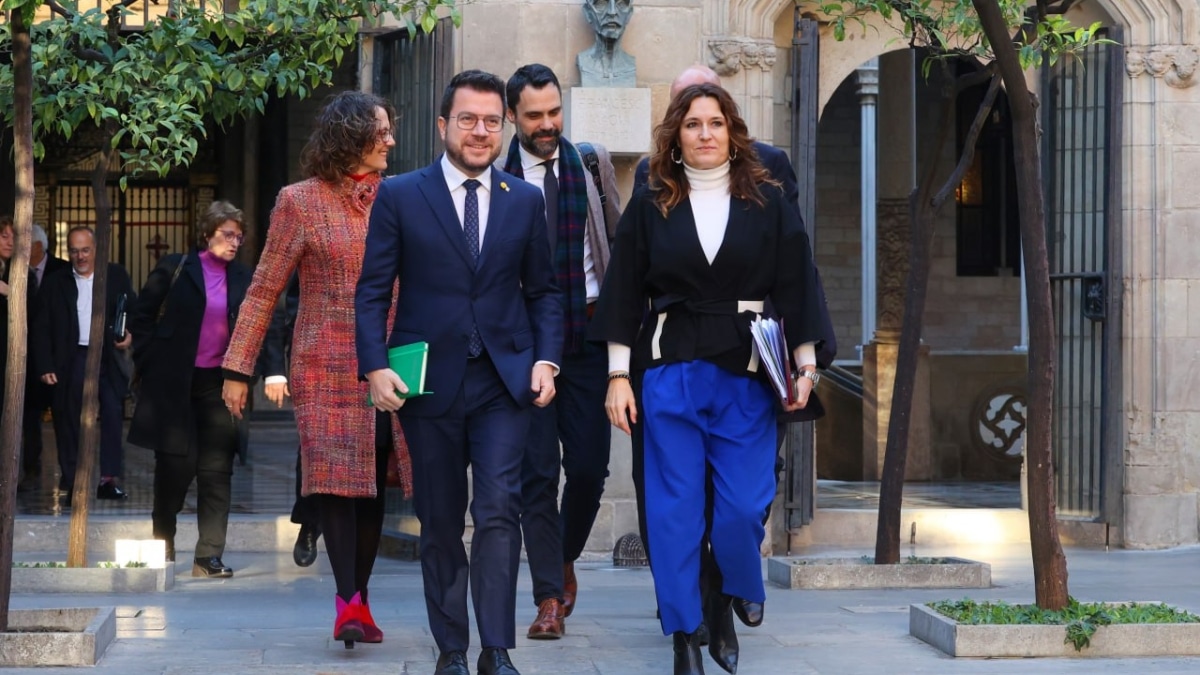 Pere Aragonès y Laura Vilagrà, nueva vicepresidenta de la Generalitat, se dirigen a la reunión del Govern