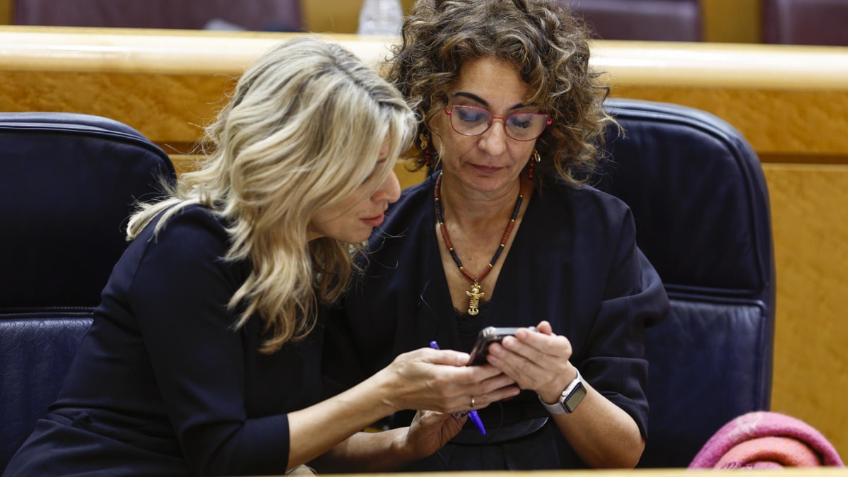 Las vicepresidentas segunda, Yolanda Díaz (i) y primera, María Jesús Montero, durante un pleno el Senado.