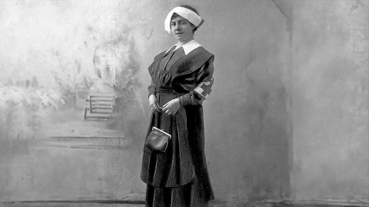 Sofía Casanova, vestida de enfermera de la Cruz Roja en Varsovia.