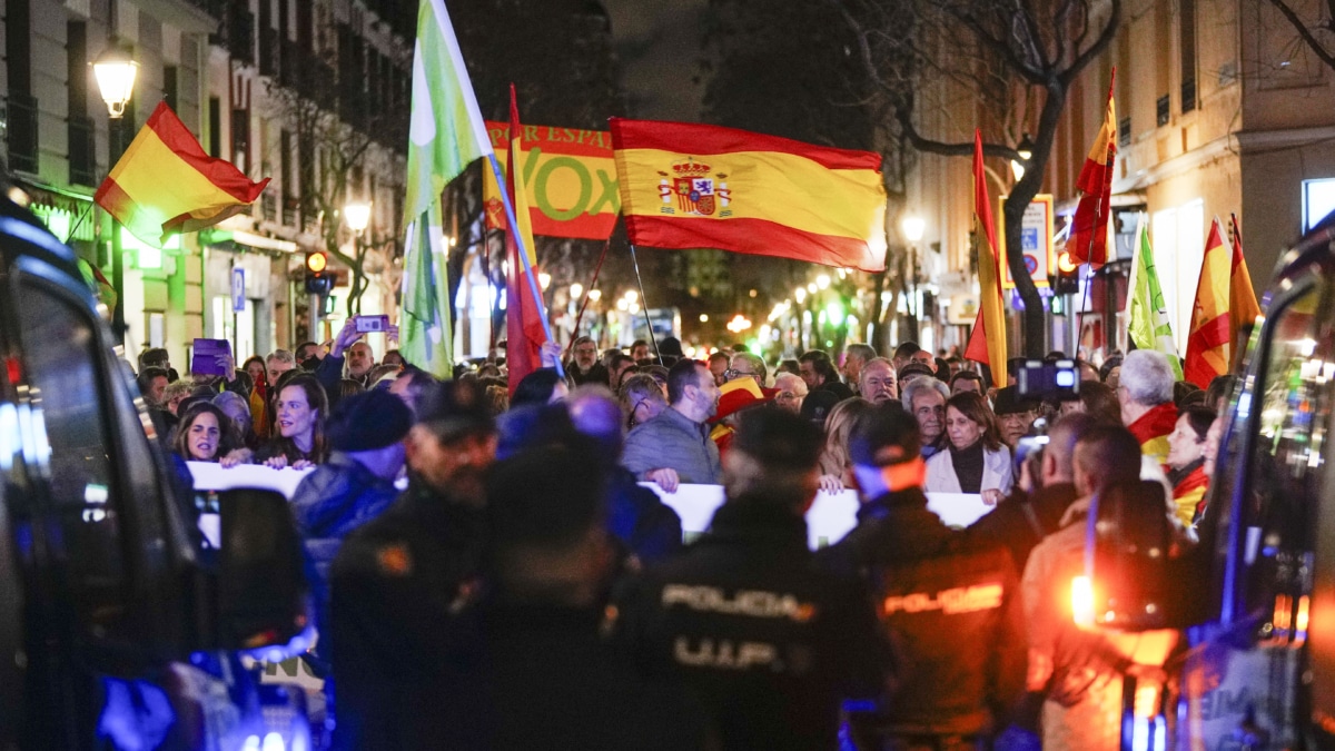 Grupos de manifestantes participan en la concentración con motivo del estreno de la obra de teatro 'Altsasu', convocada por VOX este jueves en Madrid.