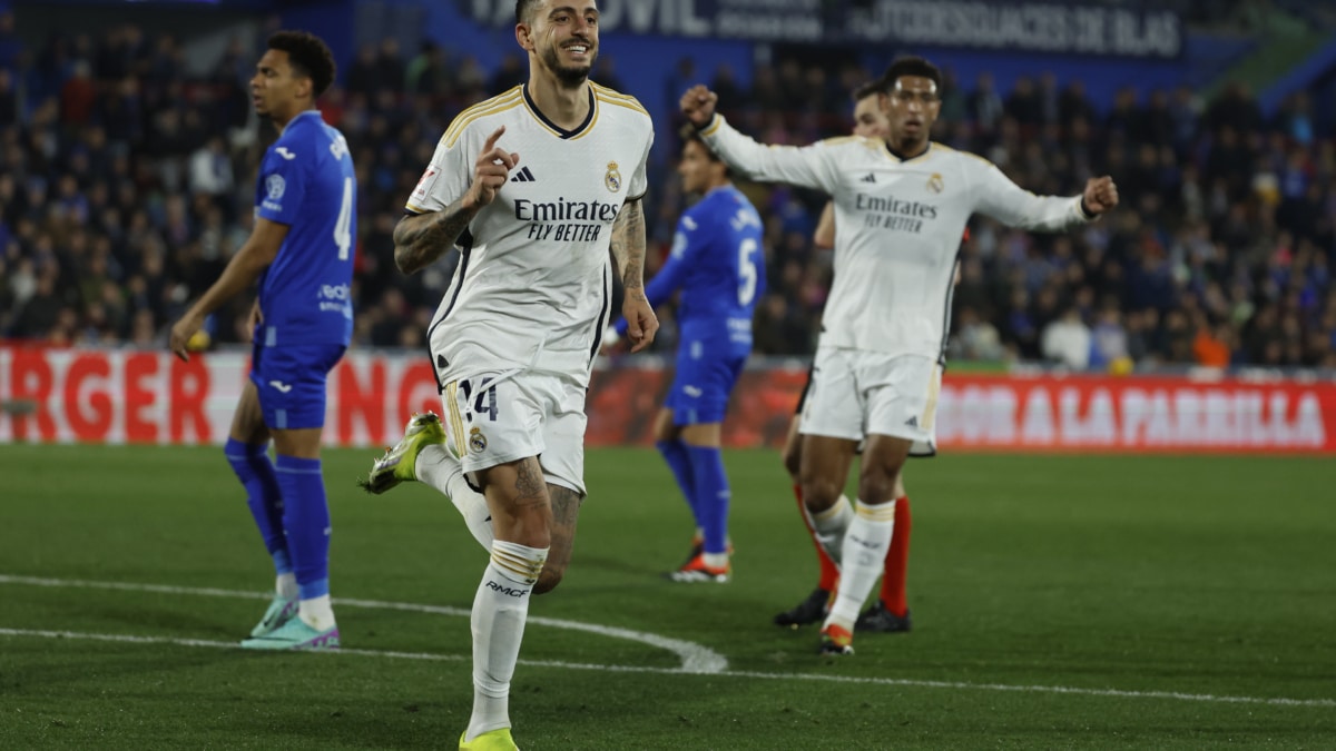 El delantero del Real Madrid Joselu celebra su segundo gol al Getafe en el Coliseum