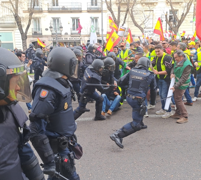 La Policía carga contra los agricultores a su llegada al centro de Madrid