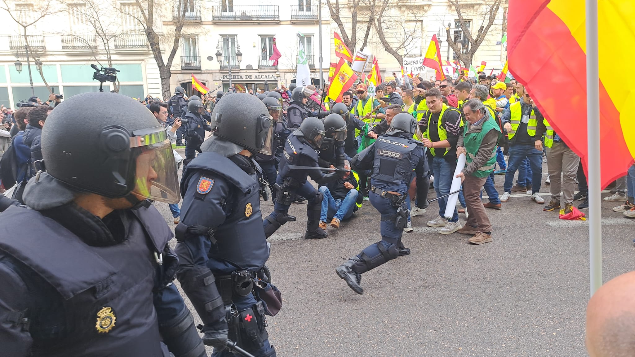 La Policía carga contra los agricultores en el centro de Madrid