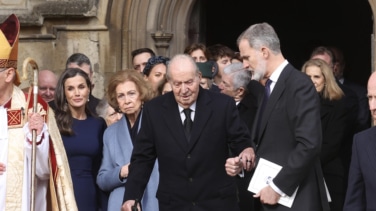 Don Juan Carlos se apoya en su hijo, el rey Felipe, en el funeral inglés por Constantino de Grecia