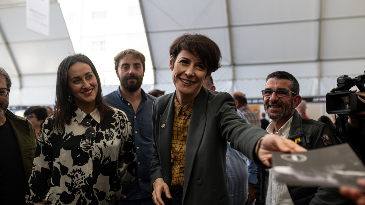 La candidata del BNG a la Presidencia de la Xunta de Galicia, Ana Pontón (c), durante la LVI Feira do Cocido de Lalín, a 4 de febrero de 2024, en Lalín, Pontevedra
