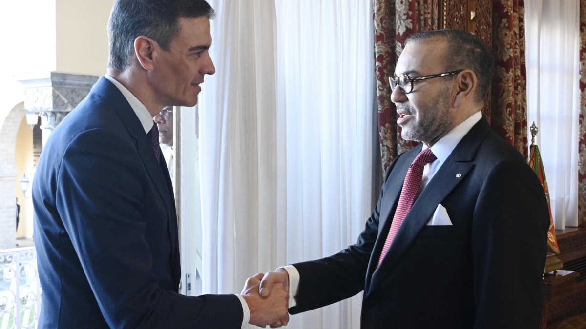 Sánchez y Mohamed VI se saludan en Rabat (Marruecos).