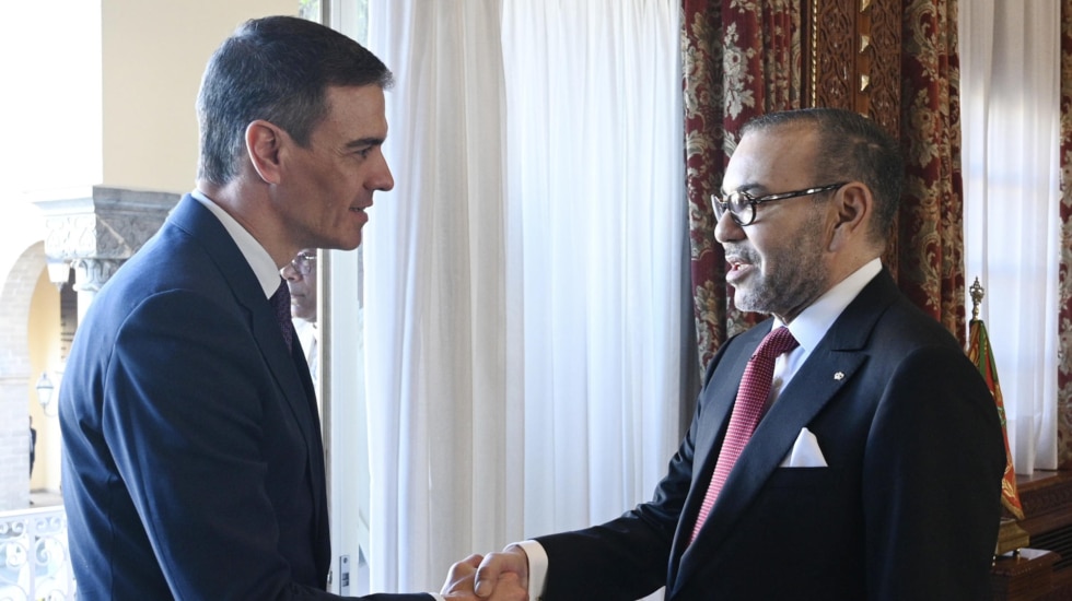 Sánchez y Mohamed VI se saludan en Rabat (Marruecos).